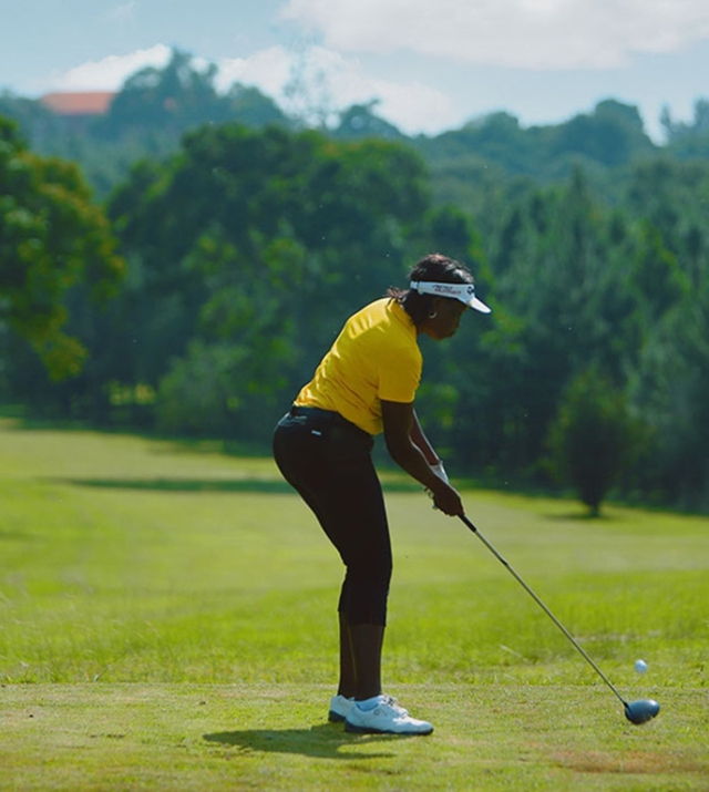 entebbe-golf-lady.jpg